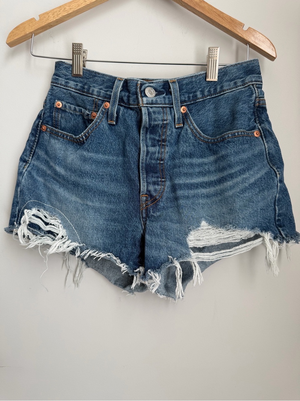 Levi’s 501 Original Distressed Cut Off Denim Shorts W26 High Rise Medium Wash - Picture 2 of 9